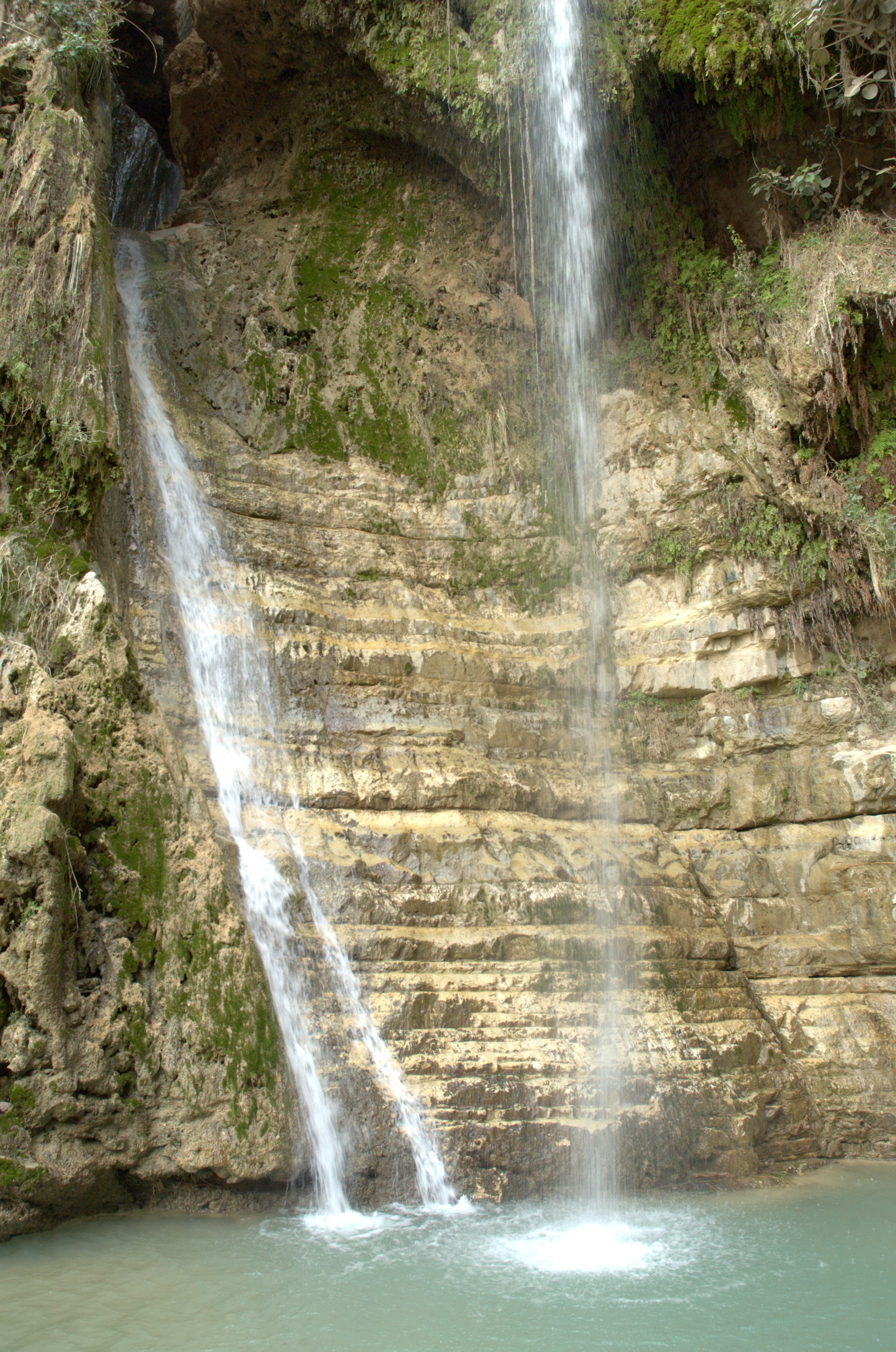 Ein Gedi, vízesés (By צילום: נצח פרביאש, CC BY 2.5, https://commons.wikimedia.org/w/index.php?curid=7633928)
